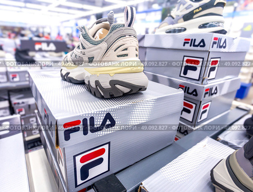 Fila новые стильные кроссовки. Спортивная обувь. Fila — южнокорейский бренд спортивной одежды. Редакционное фото, фотограф FotograFF / Фотобанк Лори