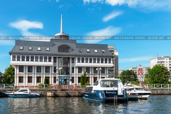 Филиал ФГБУ "АМП Балтийского моря" в морском порту Калининград наб. Петра Великого, 7 (2018 год). Редакционное фото, фотограф Александр Щепин / Фотобанк Лори