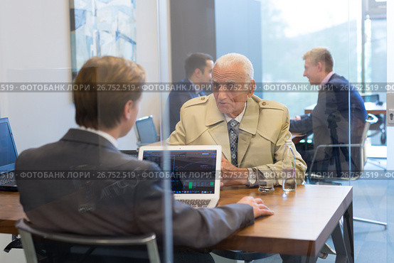 Financial advisor consulting senior client with his investment strategy. Стоковое фото, фотограф Matej Kastelic / Фотобанк Лори