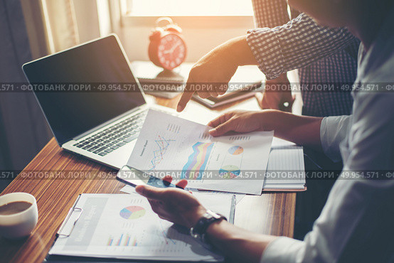 Financial,accounting,investment advisor consulting with her team at office.. Financial,accounting,investment advisor consulting with her team. Стоковое фото, агентство Ingram Publishing / Фотобанк Лори