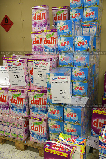 Finland, Imatra 23,12,2016 Washing powders and gels in the supermarket. Редакционное фото, фотограф Анна Кривицкая / Фотобанк Лори