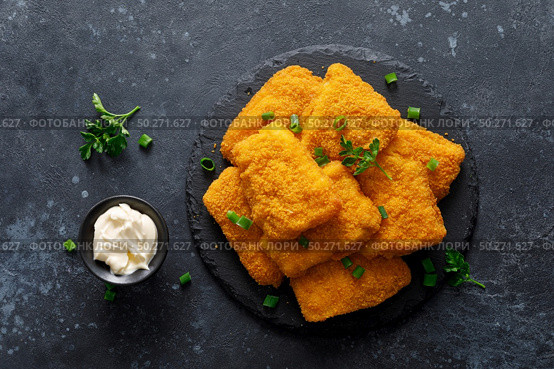Fish nuggets and sauce, fast food. Стоковое фото, агентство Ingram Publishing / Фотобанк Лори