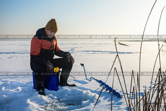 Fisherman subglacial fishing. Ice fishing. Стоковое фото, фотограф Сергей Чуйко / Фотобанк Лори