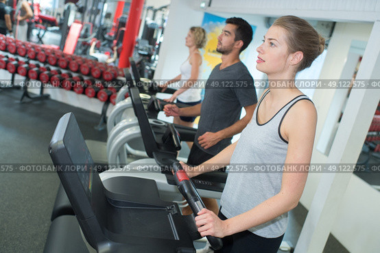 fit woman working out on stepping machine in gym. Стоковое фото, агентство Ingram Publishing / Фотобанк Лори