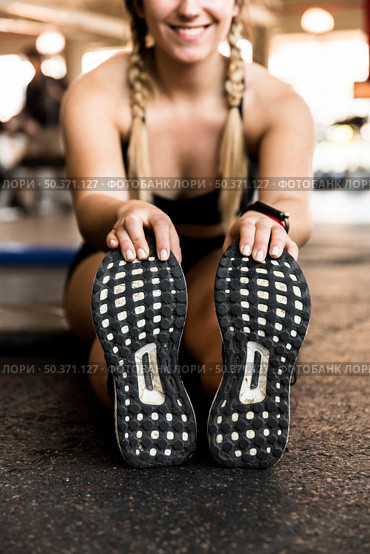 fitness girl stretching. Стоковое фото, агентство Ingram Publishing / Фотобанк Лори