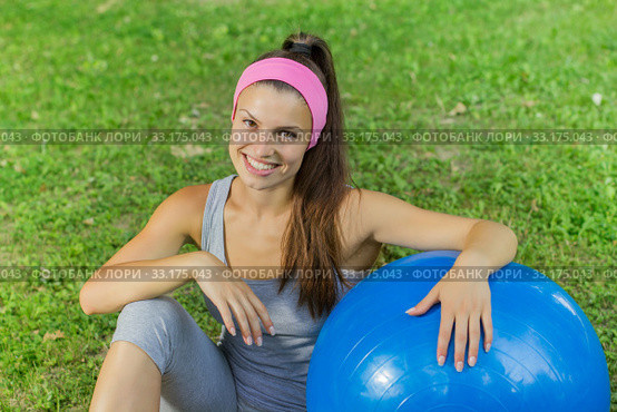 Fitness Healthy Young Woman With Pilates Ball Outdoor. Стоковое фото, фотограф Mitar gavric / Smarterpix / Фотобанк Лори