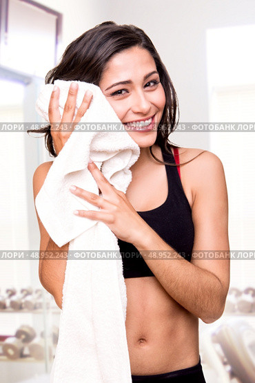 Fitness woman wiping sweat with a towel. Стоковое фото, агентство Ingram Publishing / Фотобанк Лори
