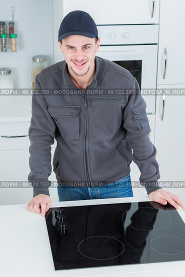 fitted hob installation. Стоковое фото, агентство Ingram Publishing / Фотобанк Лори