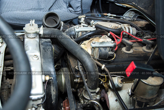 Fixing an old van`s engine malfunction. Motor cover is demounted in order to get an access to the inner details. Repairing and fixing concept. Technical inspection. Устраняем неисправность двигателя старого фургона. Крышка двигателя установлена таким образом, чтобы обеспечить доступ к внутренним деталям. Концепция ремонта и закрепления. Технический осмотр. Стоковое фото, фотограф Дмитрий Березнев / Фотобанк Лори