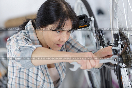 fixing bike brake with key kit. Стоковое фото, агентство Ingram Publishing / Фотобанк Лори