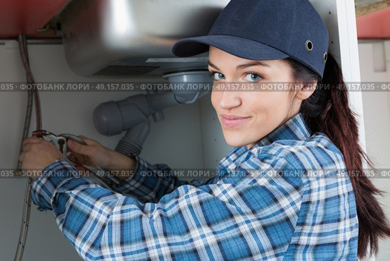 fixing the leak. Стоковое фото, агентство Ingram Publishing / Фотобанк Лори