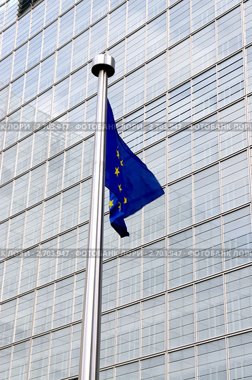 Флаг Евросоюза на фоне здания Европарламента в Брюсселе (2011 год). Стоковое фото, фотограф Илюхина Наталья / Фотобанк Лори