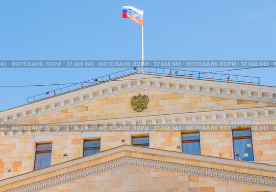 Флаг на здании Генеральной Прокуратуры Российской Федерации. Улица Петровка. Москва (2022 год). Редакционное фото, фотограф E. O. / Фотобанк Лори
