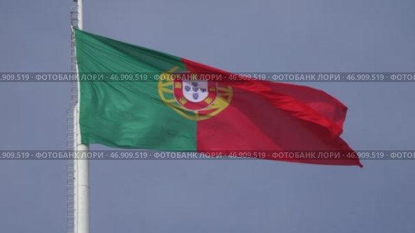 Flag of Portugal in the wind, Lisbon, Portugal. Стоковое видео, видеограф Михаил Коханчиков / Фотобанк Лори