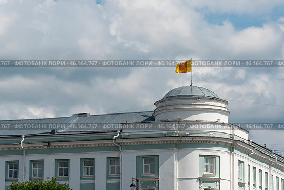 Флаг Тверской области на куполе  здания администрации. Тверь (2022 год). Стоковое фото, фотограф Александр Щепин / Фотобанк Лори