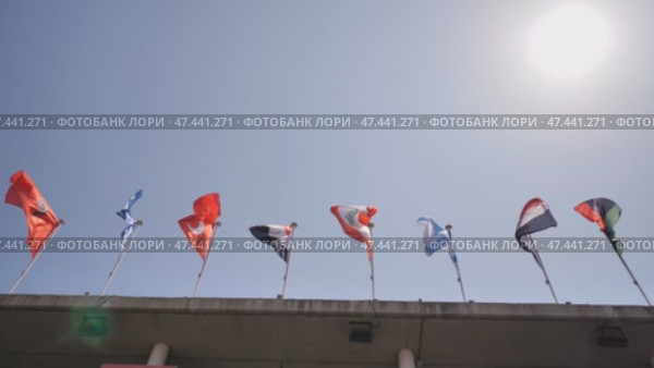 Flags of the world hover over the building. Стоковое видео, видеограф Mikhail Davidovich / Фотобанк Лори