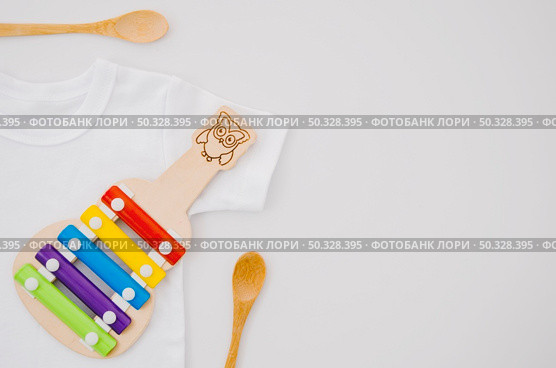 flat lay baby clothes with xylophone. High resolution photo. flat lay baby clothes with xylophone. High quality photo. Стоковое фото, агентство Ingram Publishing / Фотобанк Лори