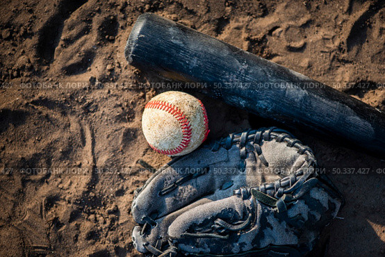 flat lay baseball bat dirt. Стоковое фото, агентство Ingram Publishing / Фотобанк Лори