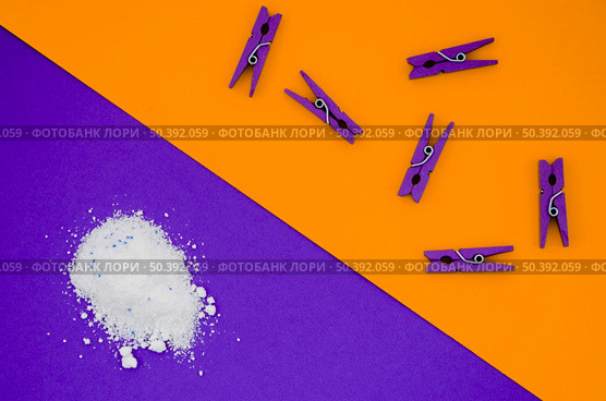 flat lay colorful clothes pins with detergent. Стоковое фото, агентство Ingram Publishing / Фотобанк Лори