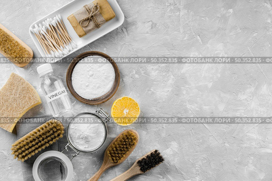 flat lay eco friendly cleaning products with copy space baking soda. Стоковое фото, агентство Ingram Publishing / Фотобанк Лори