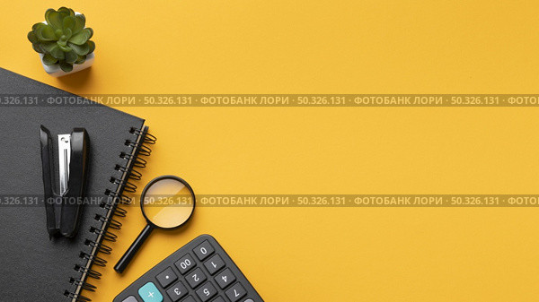 flat lay office desk assortment with copy space. Resolution and high quality beautiful photo. flat lay office desk assortment with copy space. High quality beautiful photo concept. Стоковое фото, агентство Ingram Publishing / Фотобанк Лори