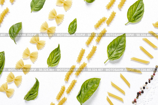 flat lay pasta arrangement white background. Стоковое фото, агентство Ingram Publishing / Фотобанк Лори