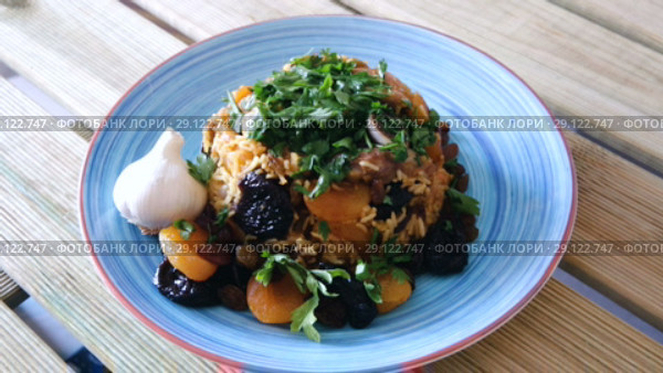 Flavored pilaf from mutton meat with dried apricots, prunes, saffron and sweet garlic. Стоковое видео, видеограф Яков Филимонов / Фотобанк Лори