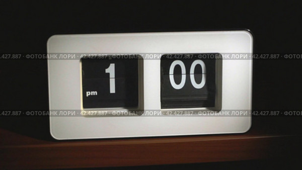Flip clock mechanism. 1-00 PM. Editing of two shots. Super slow motion 240 fps. Стоковое видео, видеограф EStarodubov / Фотобанк Лори