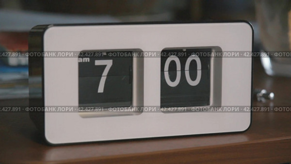 Flip clock mechanism. 7-00 AM. Close-up and wide shots editing. Super slow motion 240 fps. Стоковое видео, видеограф EStarodubov / Фотобанк Лори