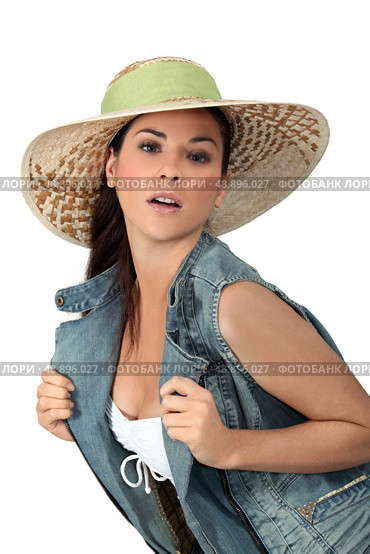 Flirtatious brunette wearing hat. Стоковое фото, агентство Ingram Publishing / Фотобанк Лори