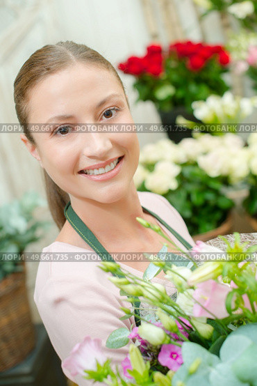 florist in front of the camera. Стоковое фото, агентство Ingram Publishing / Фотобанк Лори