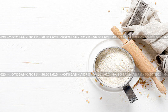 Flour on white kitchen worktop, baking culinary background, copy space, overhead view. Стоковое фото, агентство Ingram Publishing / Фотобанк Лори