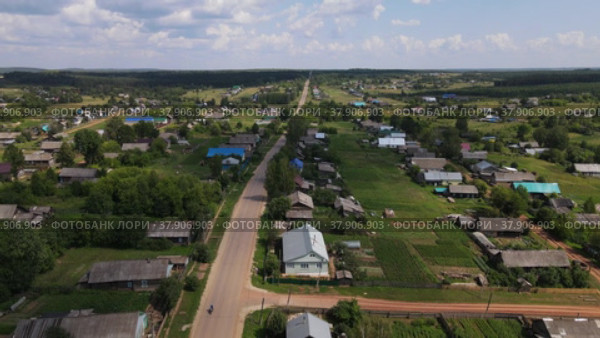 Fly above suburb district in cast valley - Bogorodskoe in Kirov Region. Стоковое видео, видеограф Гурьянов Андрей / Фотобанк Лори