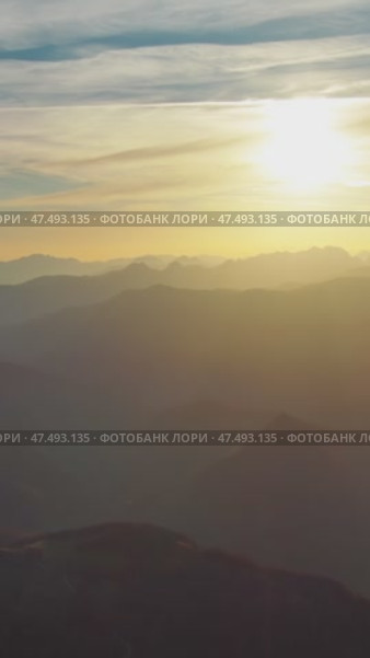 Flying over colorful foliage at sunset in mountains. Стоковое видео, видеограф Михаил Коханчиков / Фотобанк Лори