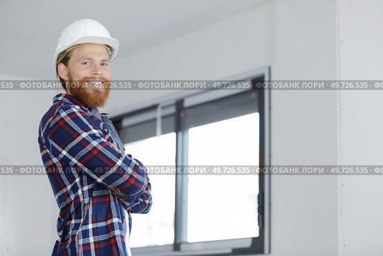 focused young man working on his house renovations. Стоковое фото, агентство Ingram Publishing / Фотобанк Лори