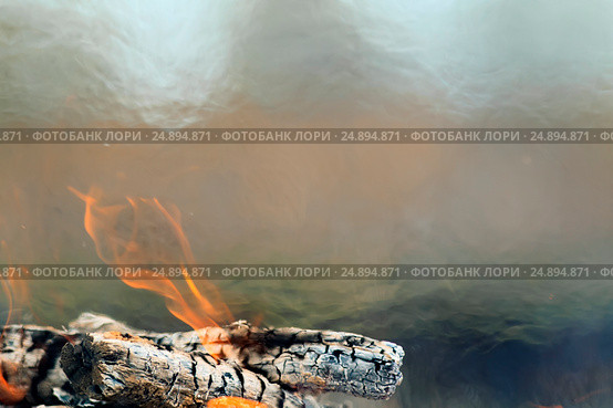 Фон с обугленными дымящимися  дровами и красным пламенем костра. Стоковое фото, фотограф Бачкова Наталья / Фотобанк Лори