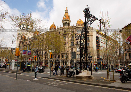 Фонарь, изготовленный по эскизам Гауди в Барселоне на проспекте Passeig de Gracia (2015 год). Редакционное фото, фотограф Илья Пакульских / Фотобанк Лори