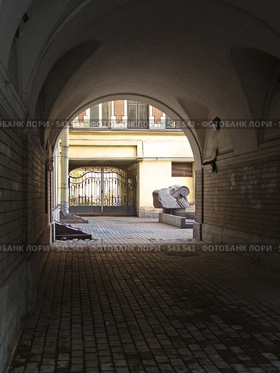 Фонтан "Капитель" в питерском дворике (2008 год). Редакционное фото, фотограф Наталья Лукина / Фотобанк Лори