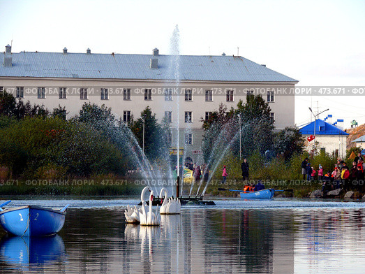 Фонтан с лебедями посередине озера г. Полярного (2008 год). Редакционное фото, фотограф Иван Мацкевич / Фотобанк Лори