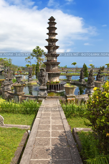 Фонтан в Императорских купальнях Тирта Ганга (Taman Tirta Gangga) Бали, Индонезия (2009 год). Редакционное фото, фотограф Куликов Константин / Фотобанк Лори