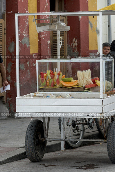 Food stall on street, Centro, Dolores Hidalgo, Guanajuato, Mexico. Стоковое фото, агентство Ingram Publishing / Фотобанк Лори