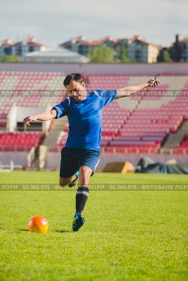 football player shooting kick. Стоковое фото, агентство Ingram Publishing / Фотобанк Лори