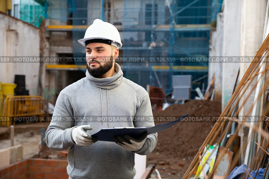 Foreman making task list during building works. Стоковое фото, фотограф Яков Филимонов / Фотобанк Лори
