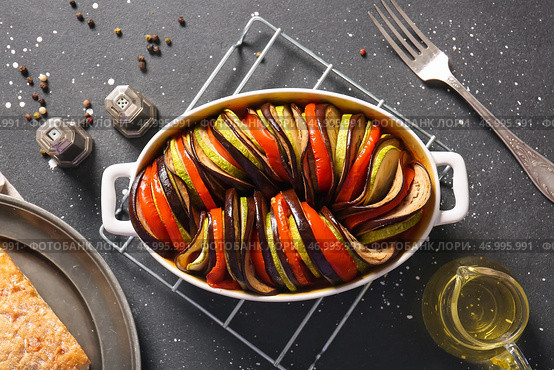 Форма для запекания с вкусным рагу из овощей на черном фоне. Стоковое фото, фотограф Pixel_shot / Фотобанк Лори