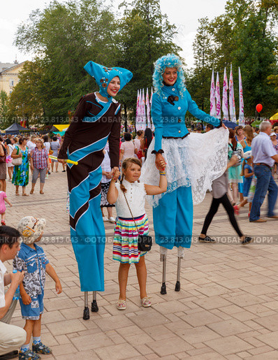 Фото на память с клоунессами на на фестивале цветов. Самара (2016 год). Редакционное фото, фотограф Акиньшин Владимир / Фотобанк Лори