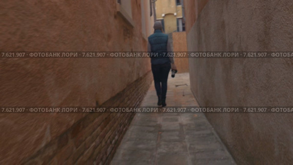 Фотограф бродит по улицам в Венеции. Стоковое видео, видеограф Данил Руденко / Фотобанк Лори