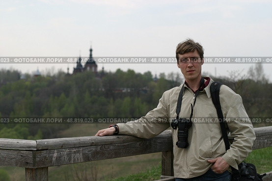 Фотограф на фоне Шамординского монастыря (2006 год). Редакционное фото, фотограф Дмитрий Неумоин / Фотобанк Лори