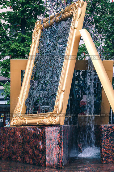 Fountain for the arts, in Shmelev square in Bolshoy Tolmachevsky lane. Редакционное фото, фотограф Константин Григорьев / Фотобанк Лори