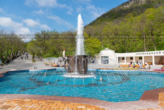 Fountain in the form of mugs in the resort park in Zheleznovodsk, Stavropol Territory, Russia - May 1, 2021. Редакционное фото, фотограф Наталия Попова / Фотобанк Лори