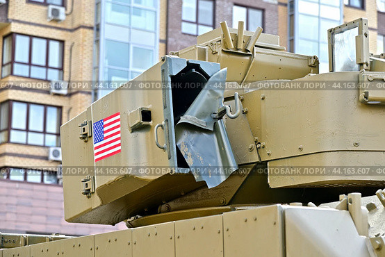 Фрагмент американской БМП W2A2 «BRADLEY». Часть вывернутой брони после взрыва внутри БМП. Передвижная выставка трофейной техники НАТО "Сила v правде- гордость и победа" (2024 год). Редакционное фото, фотограф Александр Тараканов / Фотобанк Лори